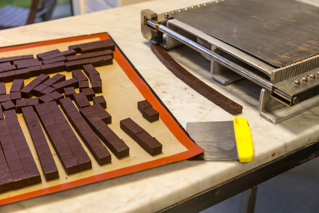 Chokladtryffel som ska skäras i bitar | Foto: Michael Krantz